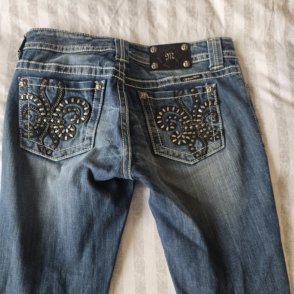 Miss Me Dark Denim Jeans Fleur-de-lis Design Size 29 With 34" Inseam - Picture 3 of 5